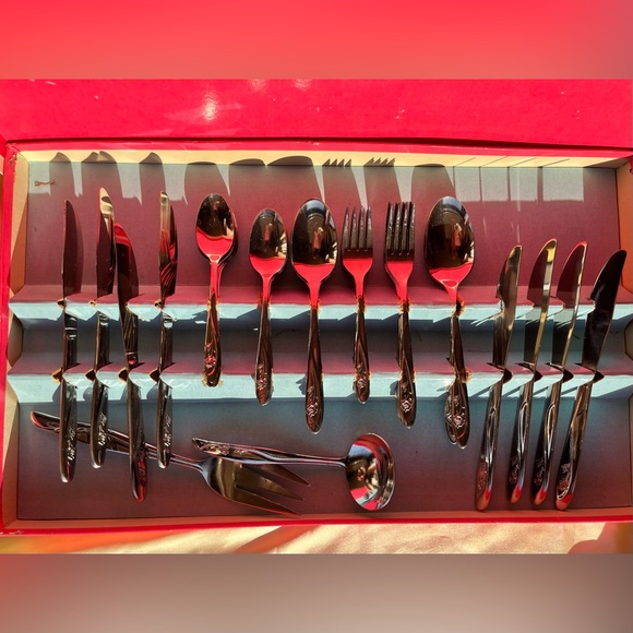 VINTAGE Dead Stock Americana Beauty Rose Flatware Set - New in Box - Picture 5 of 16